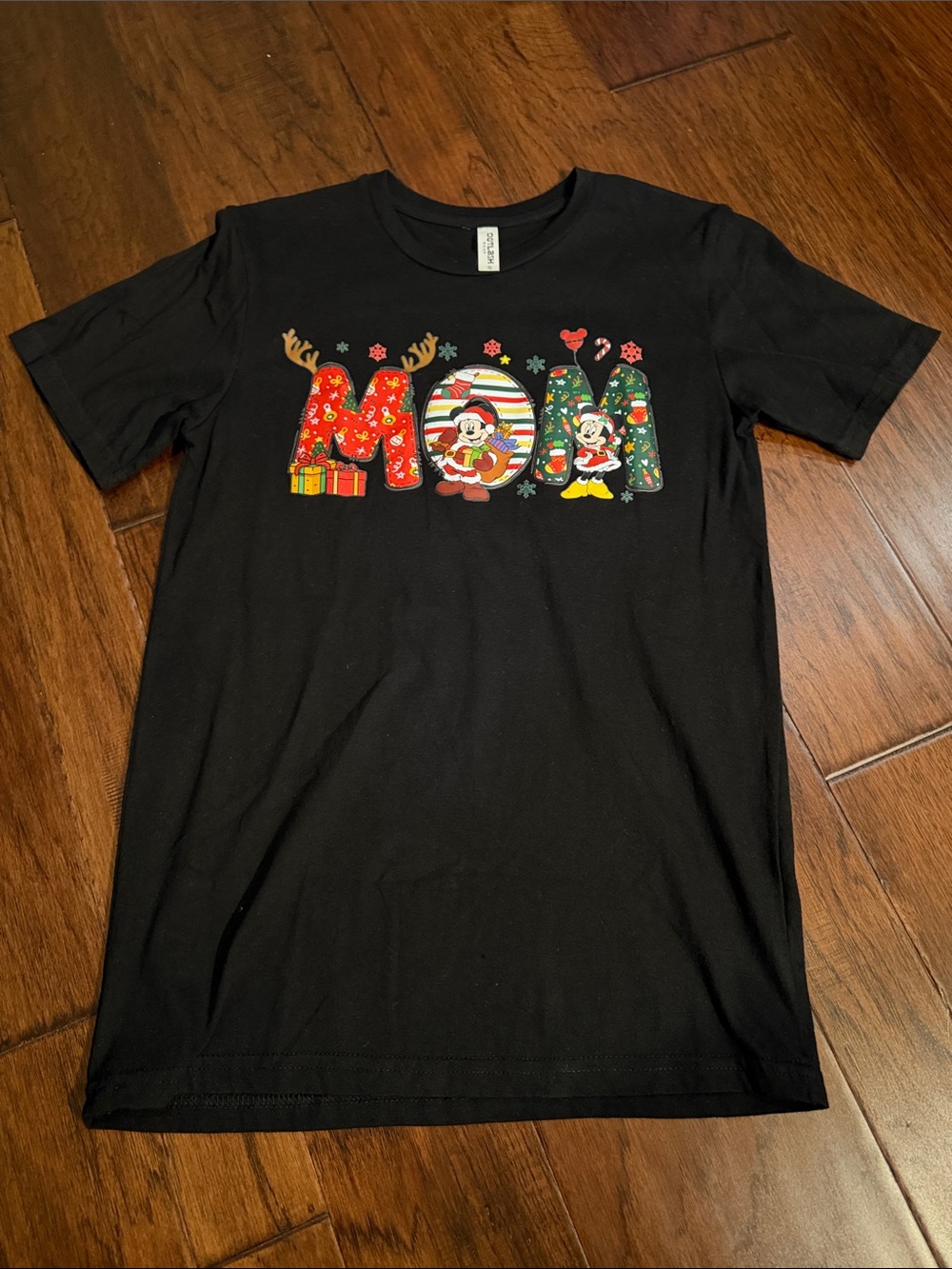 Black 'Mom' Holiday Graphic Short Sleeve Tee